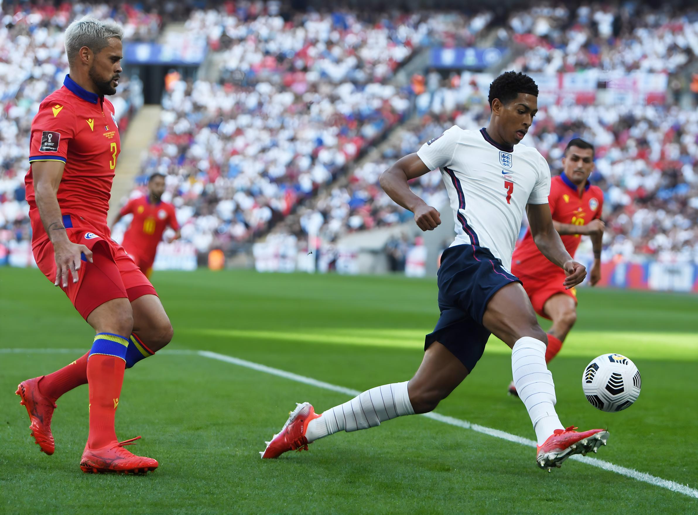 体育国足签约正装“战袍” 全新形象出战世预赛